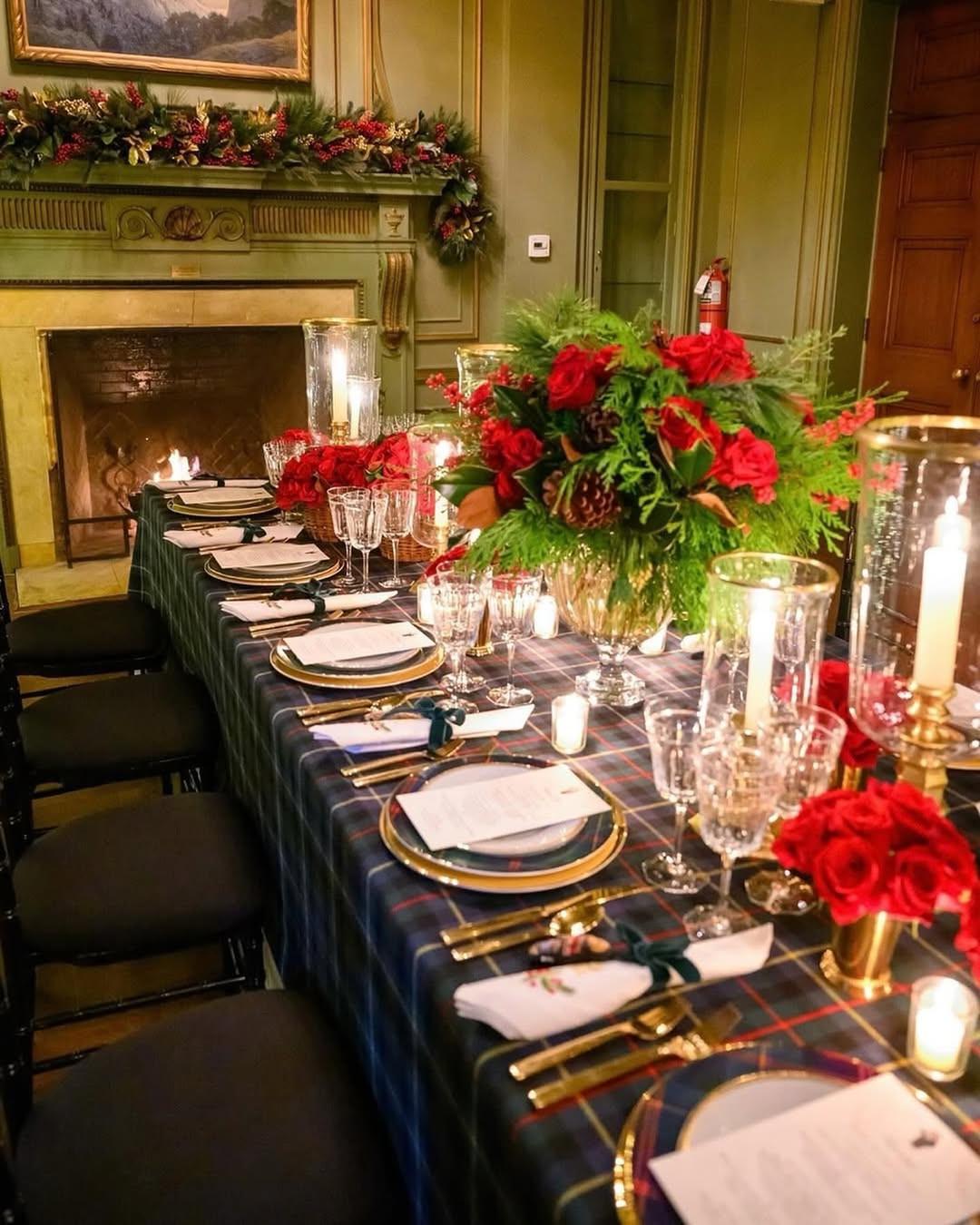Vintage σερβίτσια, καρό και φιόγκοι: Έτσι είναι το χριστουγεννιάτικο τραπέζι σύμφωνα με το Ralph Lauren /Φωτογραφία: Instagram/ralphlauren
