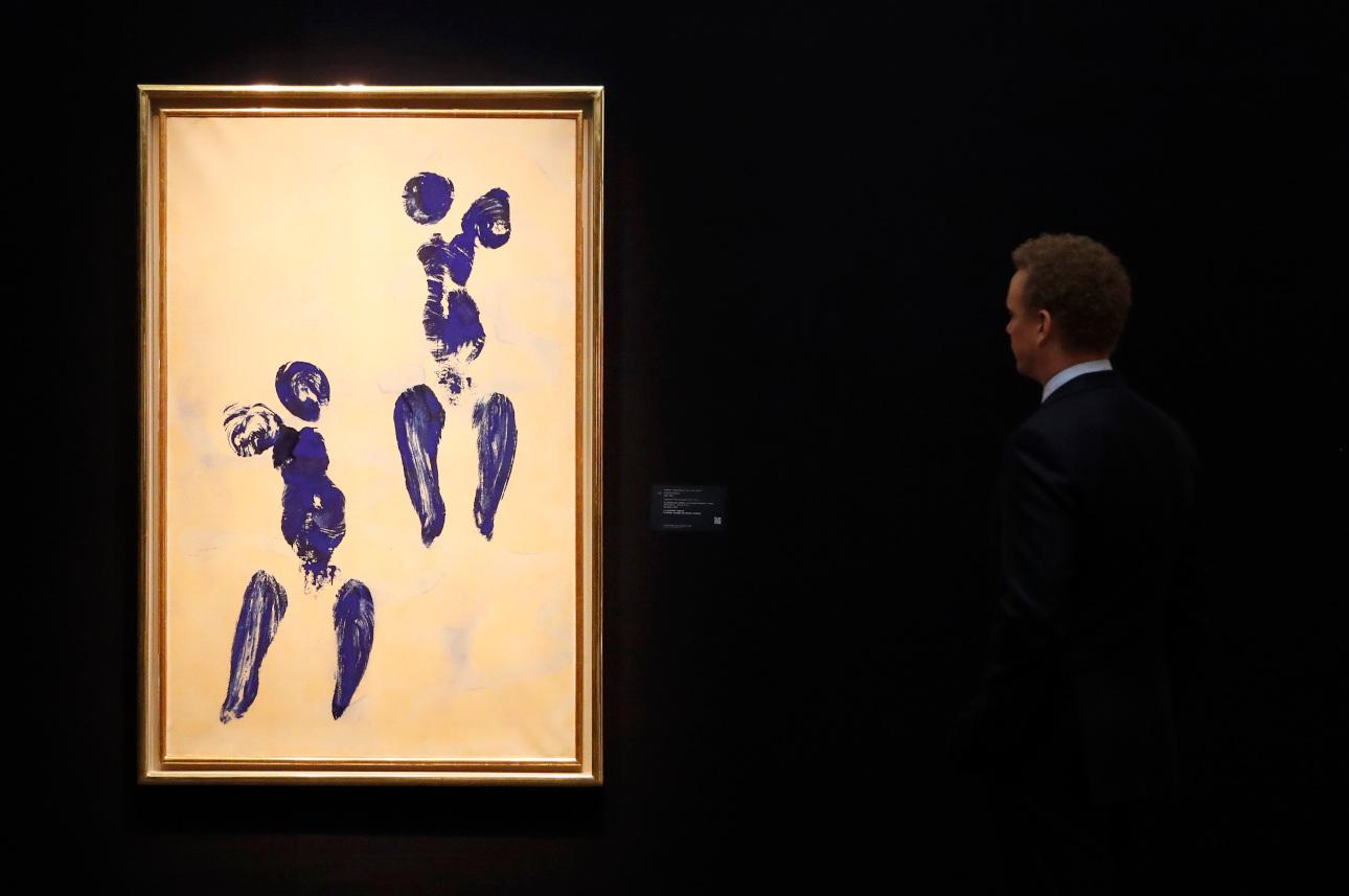 Πίνακας με το μπλε του Yves Klein/Φωτογραφία: AP Photo
