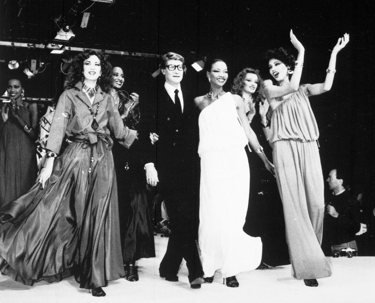 Ο Saint Laurent μαζί με μοντέλα σε επίδειξη μόδας/ AP Photo