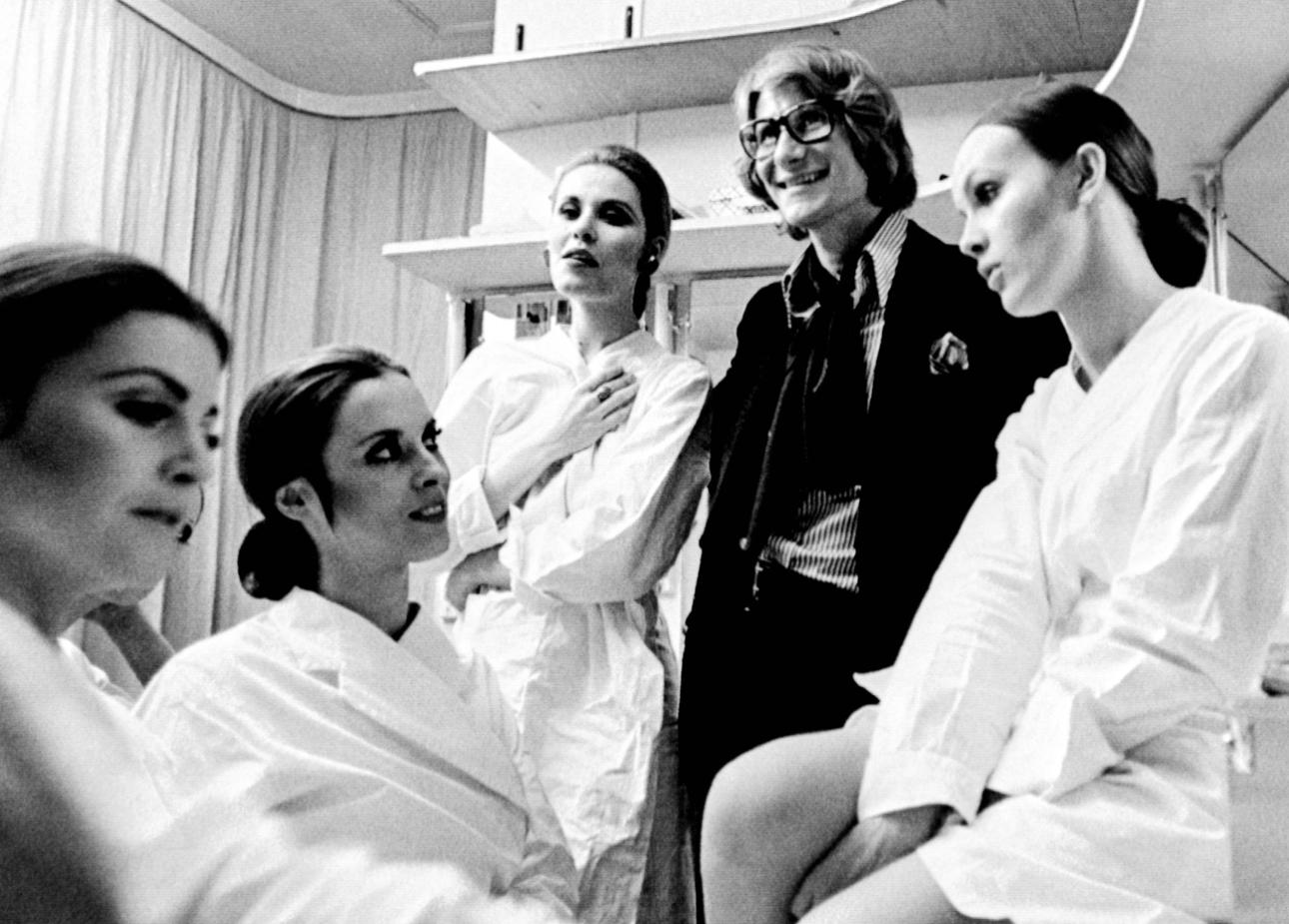  Ο Saint-Laurent με τα μοντέλα του στο τέλος της παρουσίασης της συλλογής Άνοιξη-Καλοκαίρι, στο Παρίσι,1969/Φωτογραφία AP Photos 