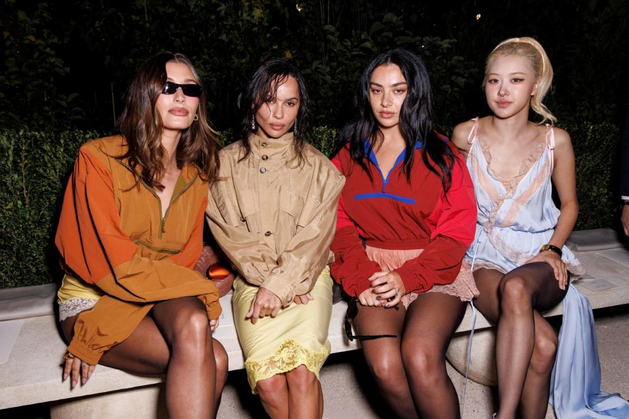 Οι Hailey Bieber, RosÃ; Zoë Kravitz καιCharlie XCX στο show του Saint Laurent SS'26/Φωτογραφία: Profimedia