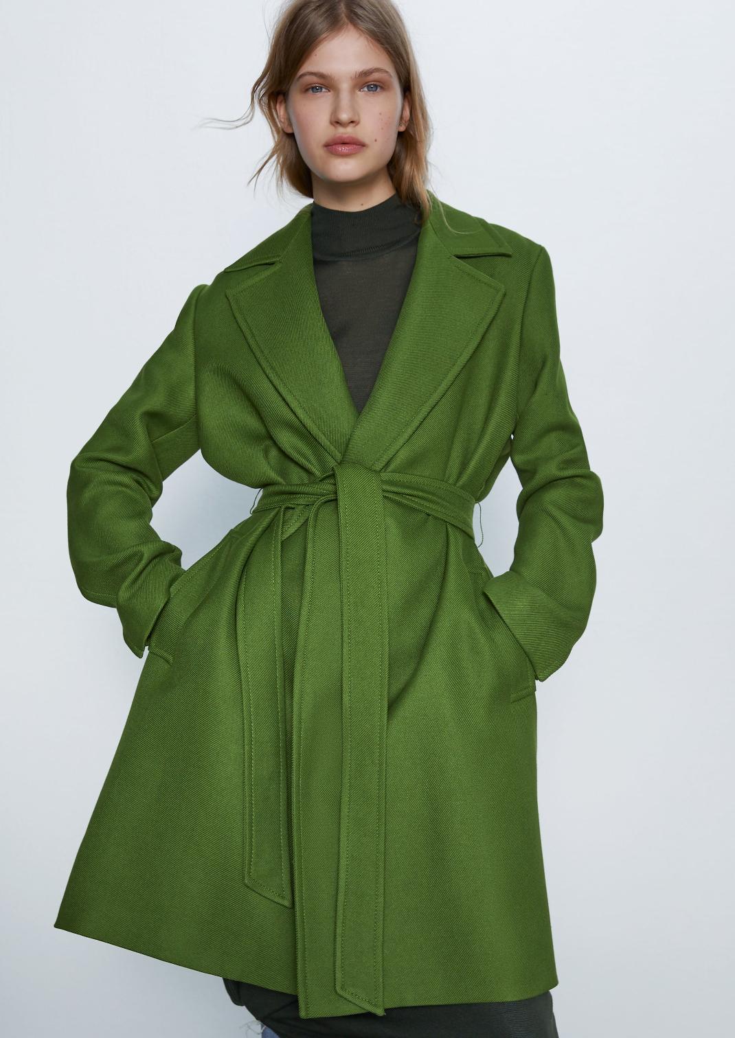 μοντέλο με πράσινο παλτό Zara
