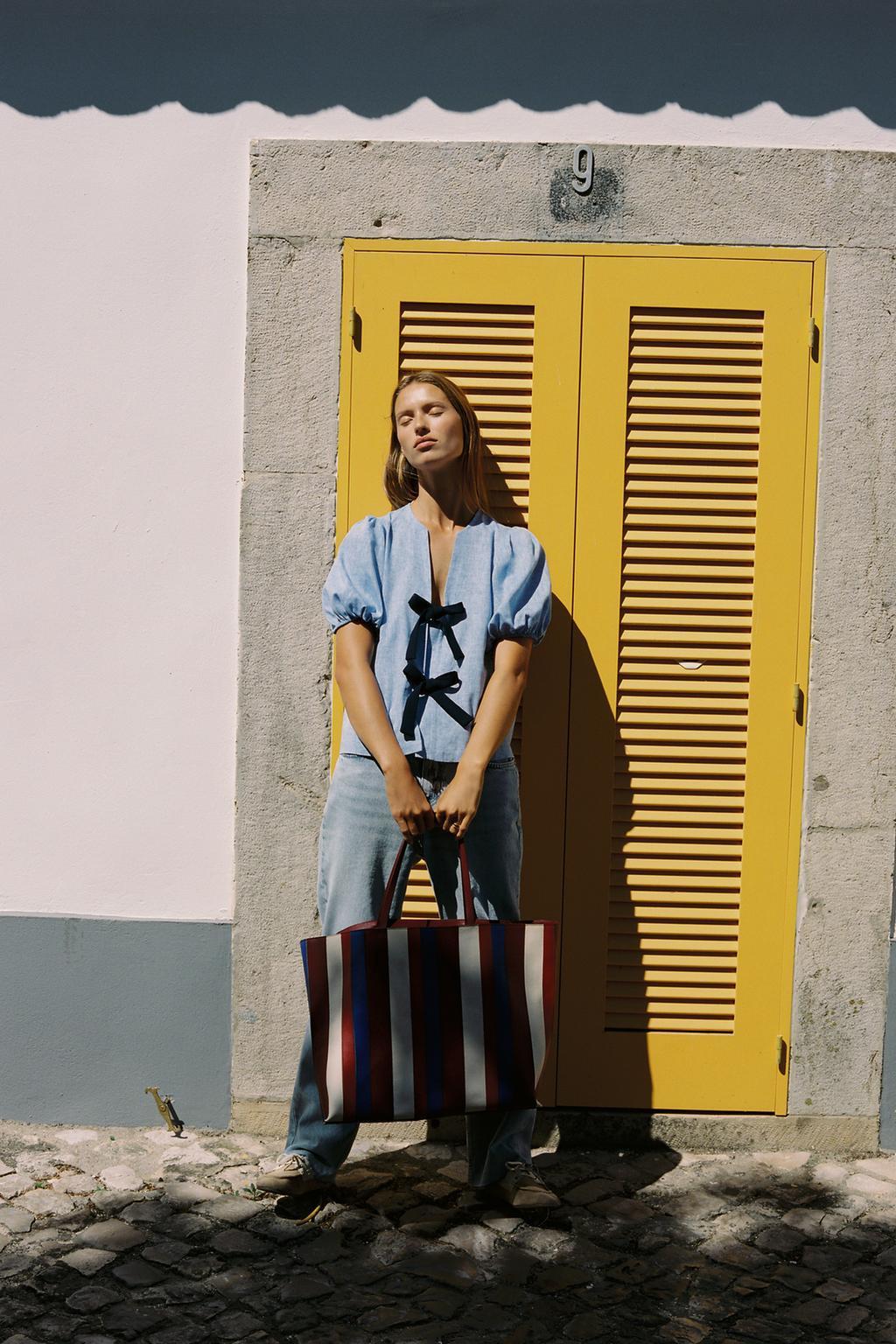 Μπλούζα με φιόγκους και τζιν σε στυλ mom fit/Φωτογραφία: Zara