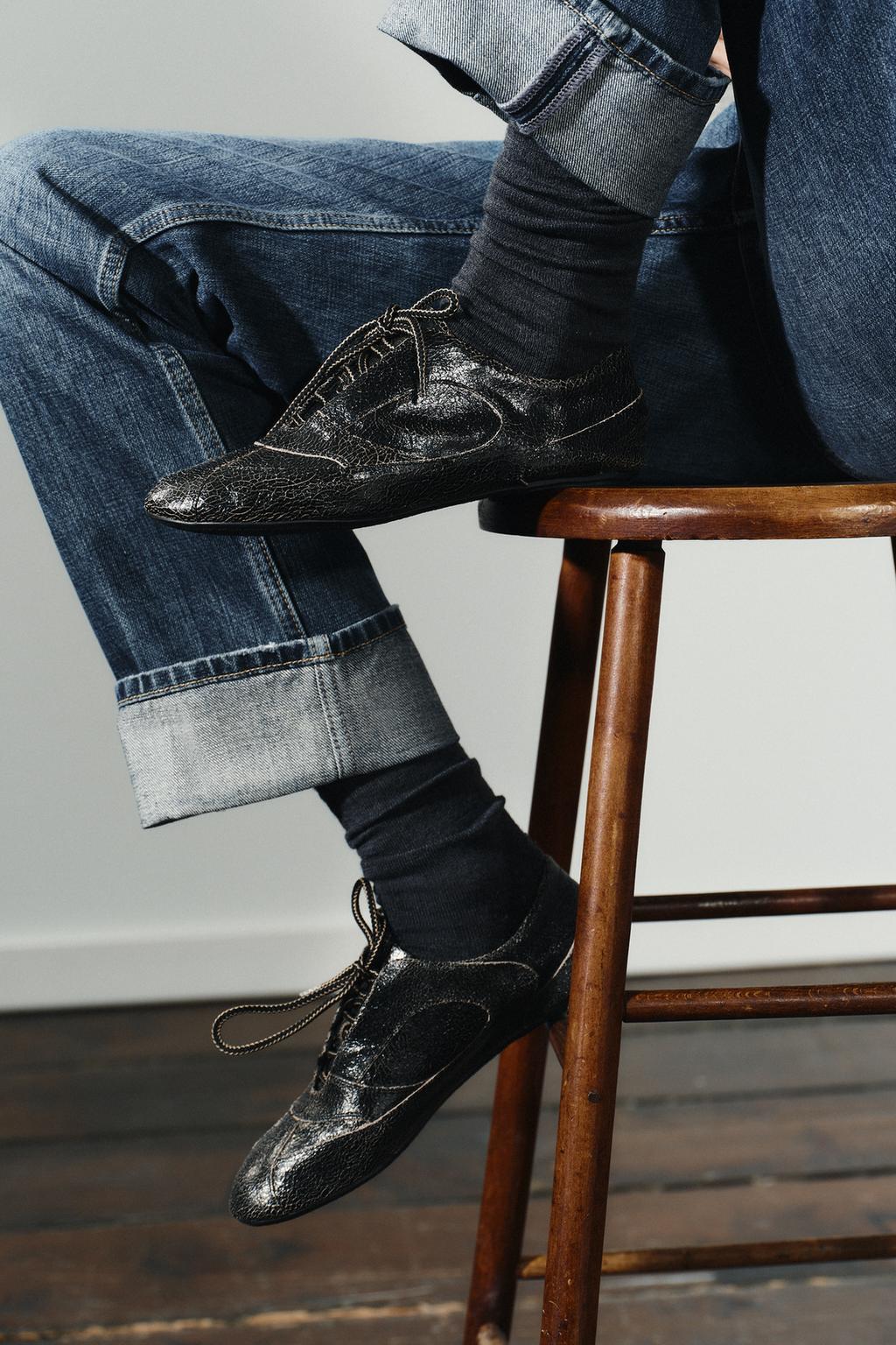 Παπούτσια με φθαρμένο δέρμα/Φωτογραφία: Zara