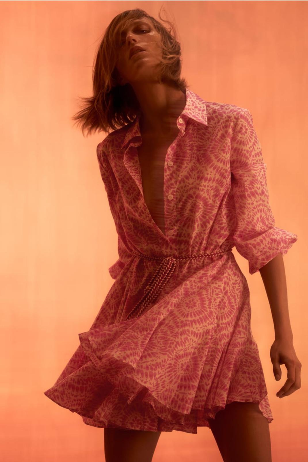 H Δανάη Μπάρκα με απίθανο ροζ φόρεμα από τα Zara -Mε γιακά σε στιλ πουκαμίσου