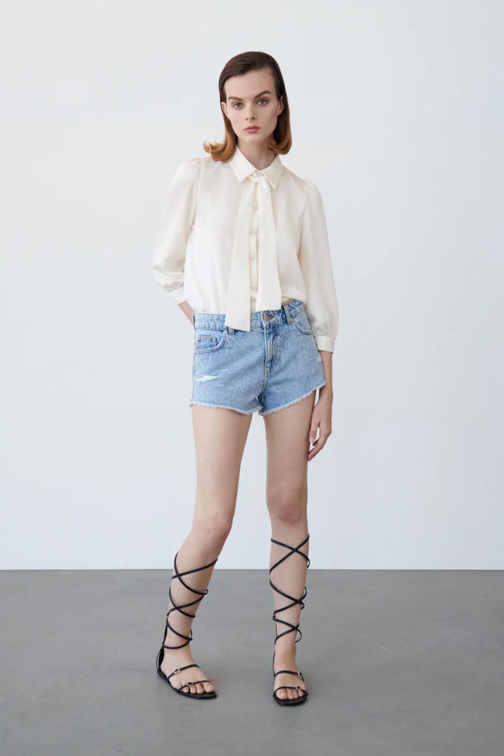 H Zετα Μακρυπούλια με total look από τα Zara