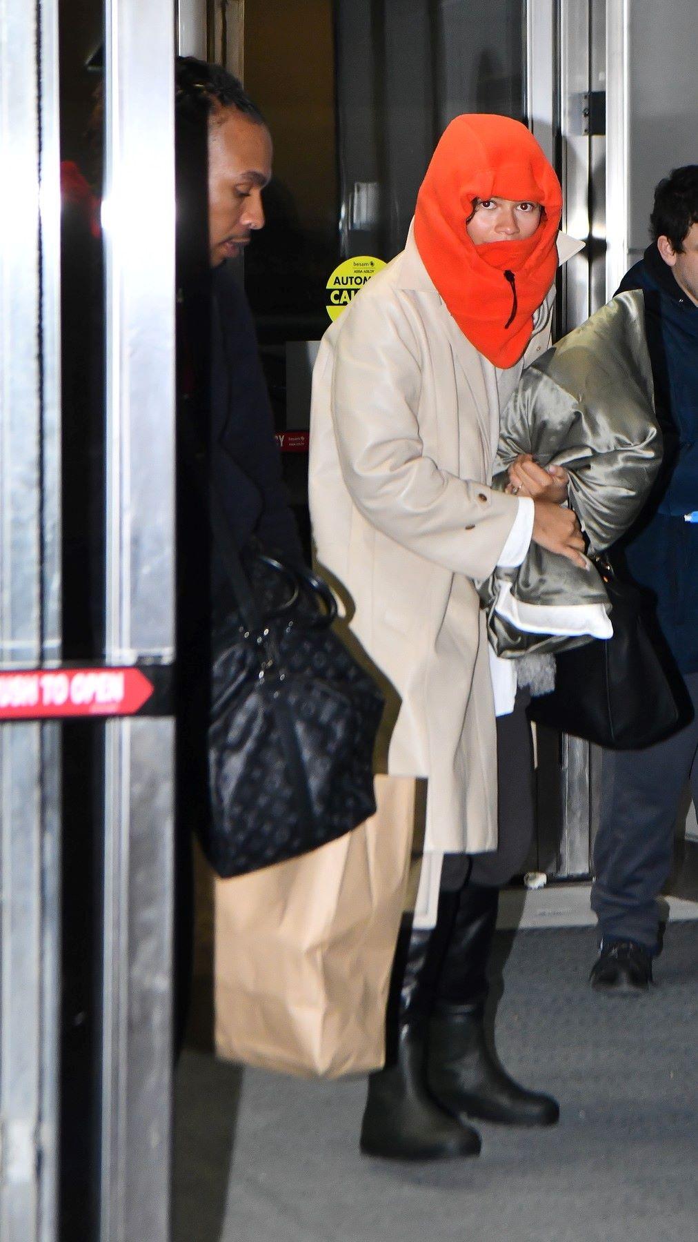 Η Ζεντάγια με την πορτοκαλί μπαλακλάβα στο αερόδρόμιο JFK της Νέας Υόρκης/ Φωτογραφία: Profimedia