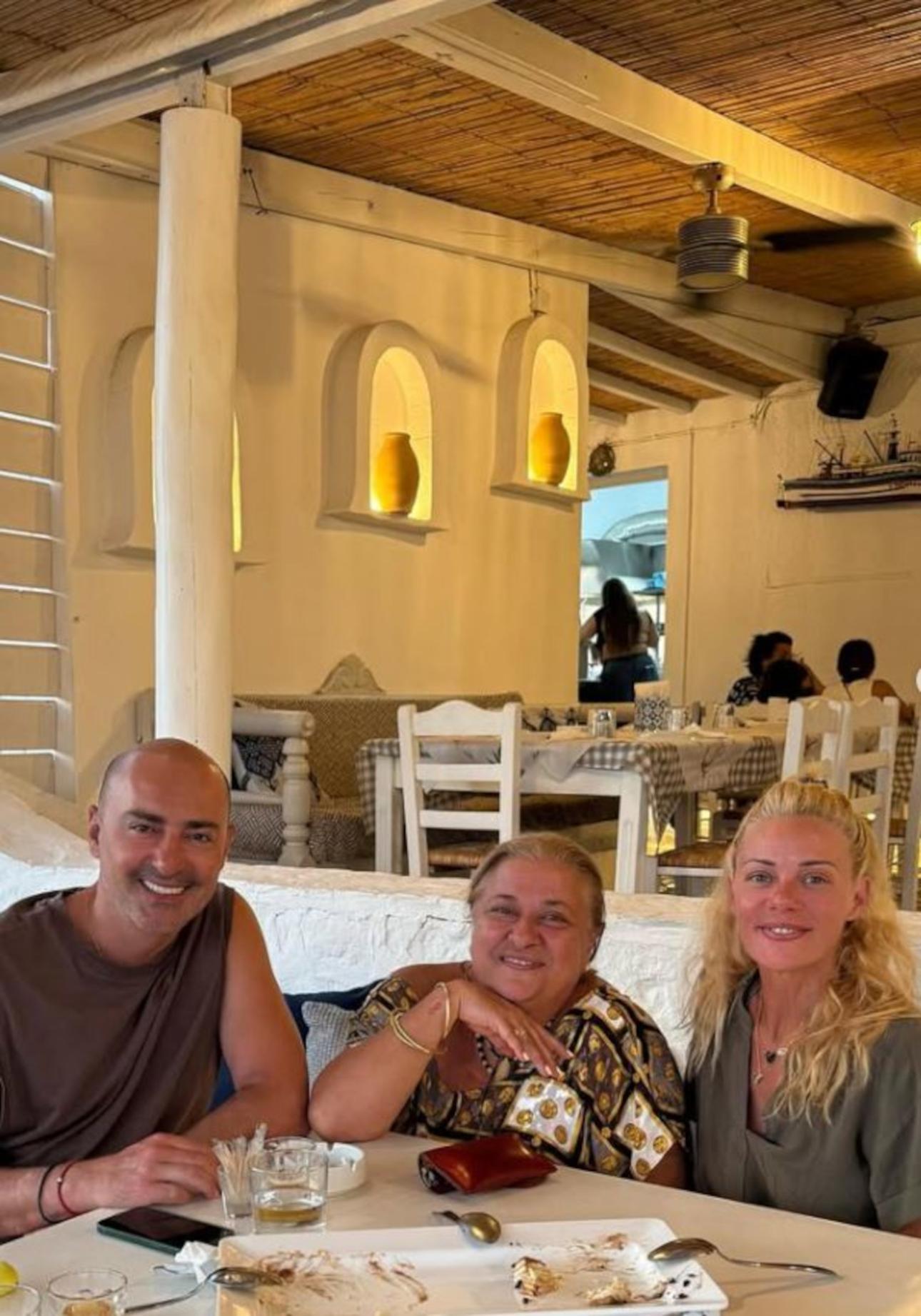 Η παρέα σε ταβέρνα στους Αρκιούς/ @zeta_makripoulia_official 