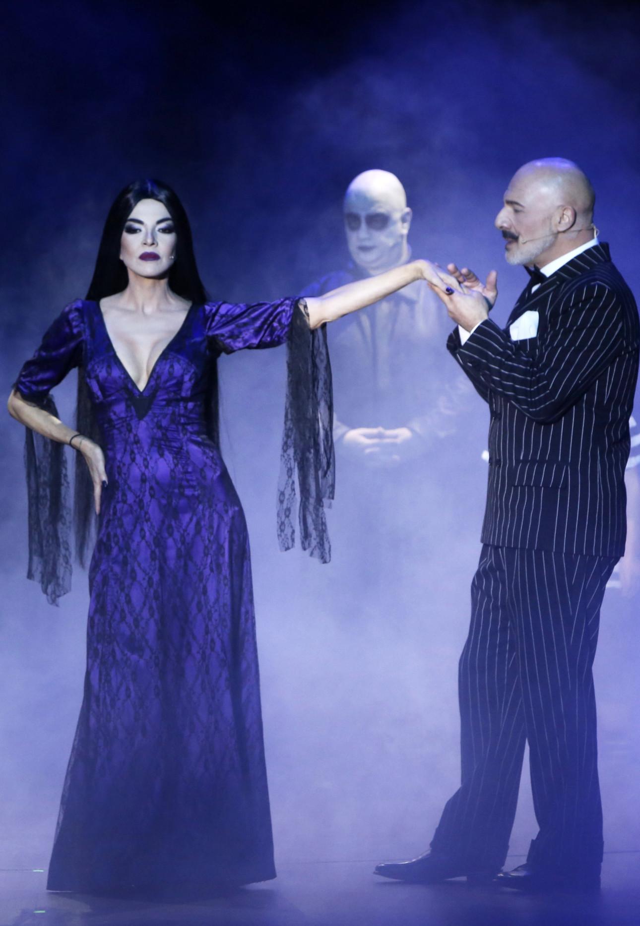 H Μαρία Σολωμού ως Μορτίσια Άνταμς και ο Νίκος Μουτσινάς ως Γκόμεζ Άνταμς/Φωτογραφία: NDP 