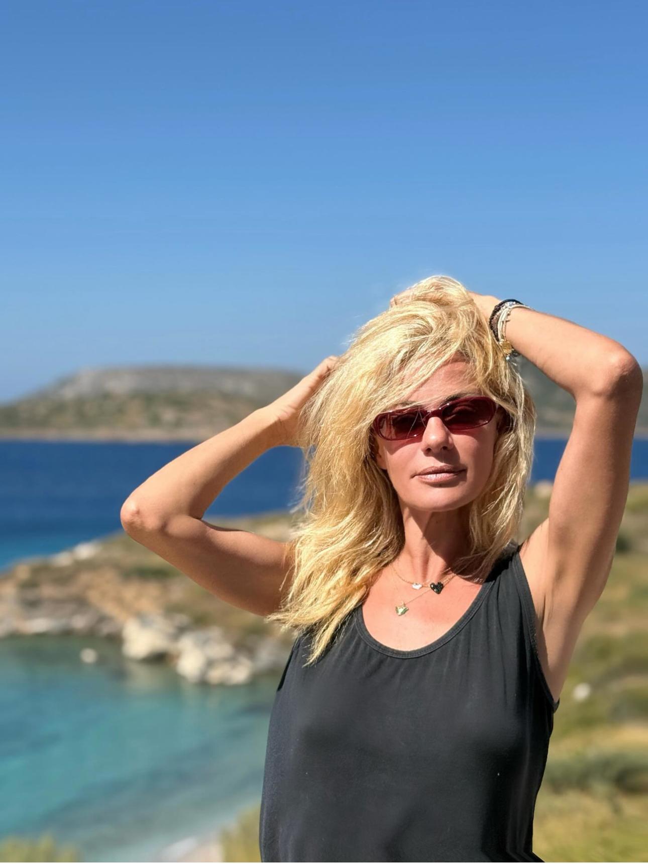 Η Ζέτα Μακρυπούλια ποζάρει στο μπαλκόνι  / ﻿@zeta_makripoulia_official 