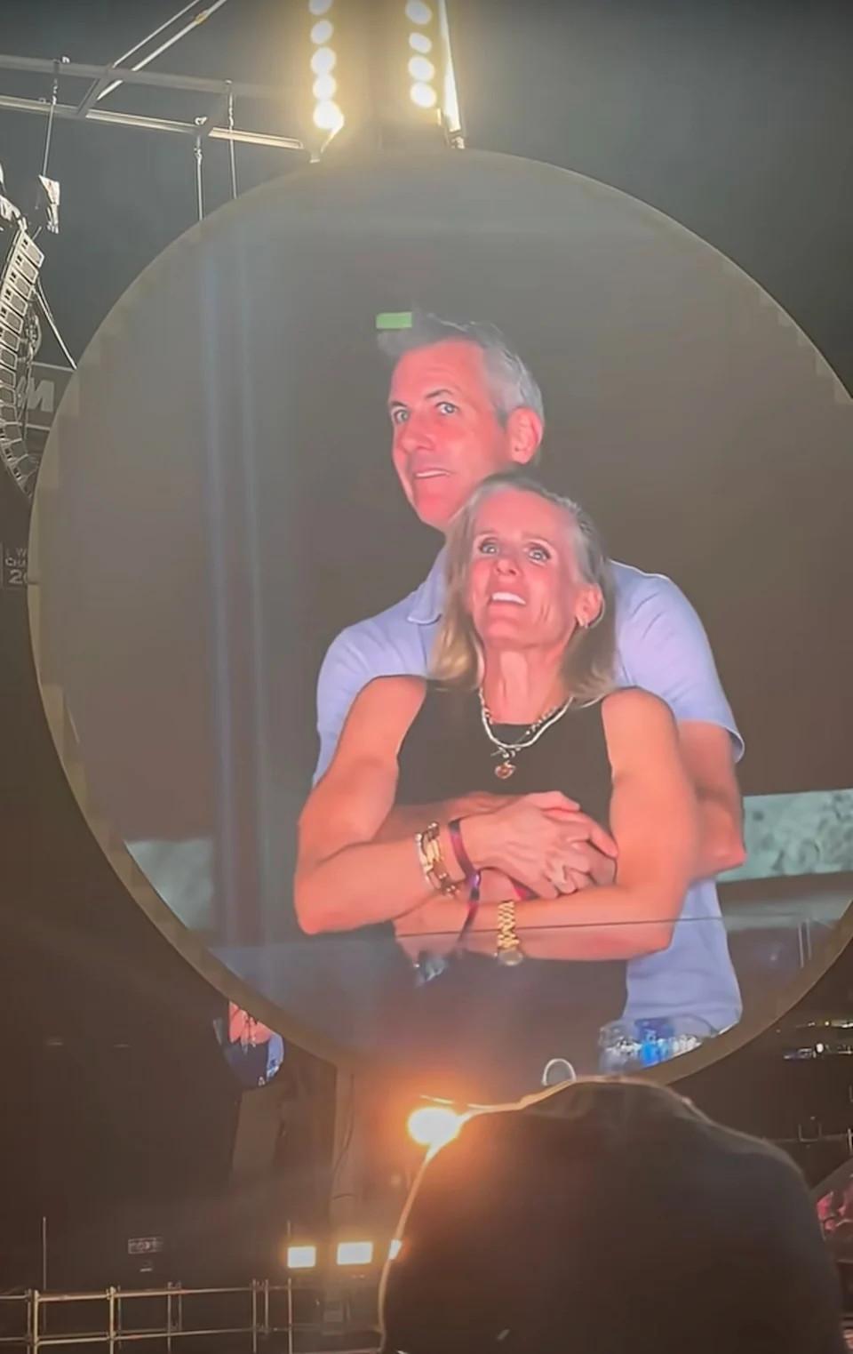 Andy Byron και Kristin Cabot στη στιγμή που κατέγραψε η kiss cam.