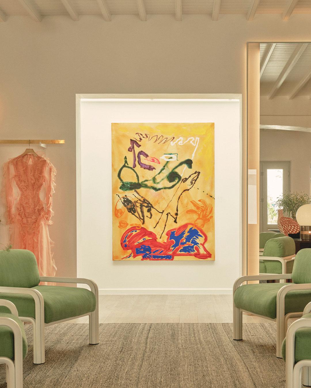 Την ξεχωριστή ατμόσφαιρα της boutique ενισχύει μια επιμελημένη επιλογή από έργα τέχνη