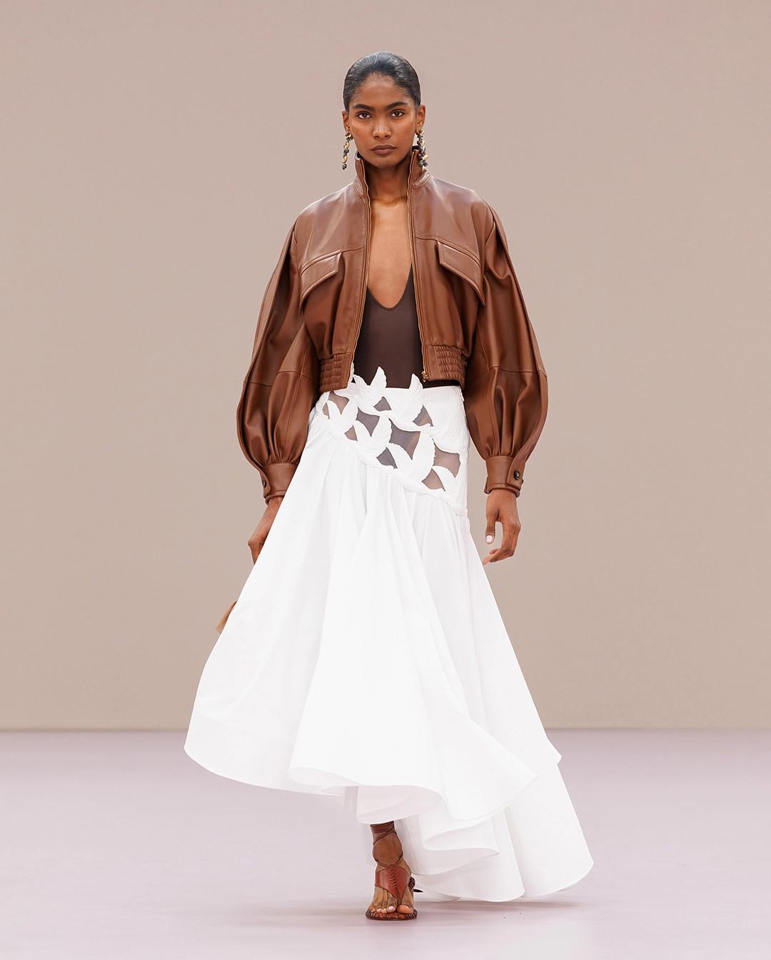 Καφέ τοπ και λευκή φούστα από τον Zimmermann/Φωτογραφία: Zimmermann