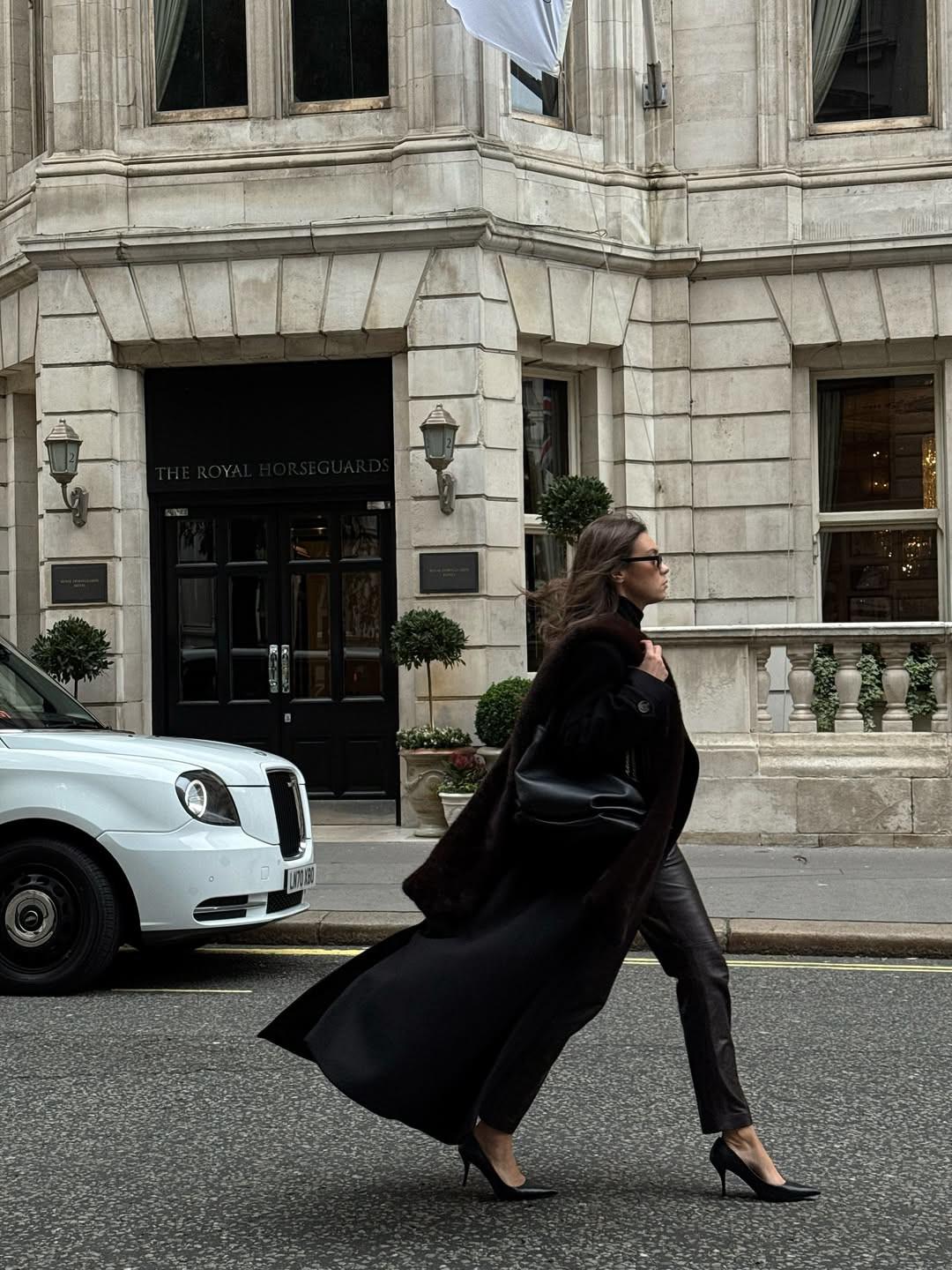 Ζιβάγκο με δερμάτινο παντελόνι για την Πέμπτη/Φωτογραφία: Instagram/ spodenkimoje 