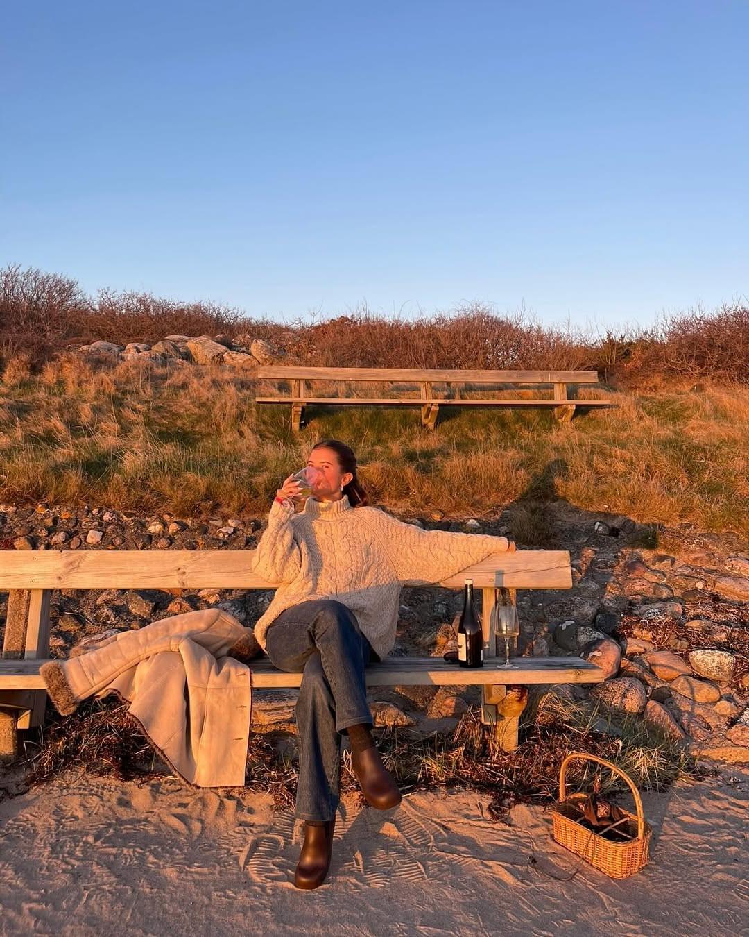 Τζιν και ένα μάλλινο πλεκτό ζιβάγκο/Φωτογραφία: Instagram/matildadjerf 