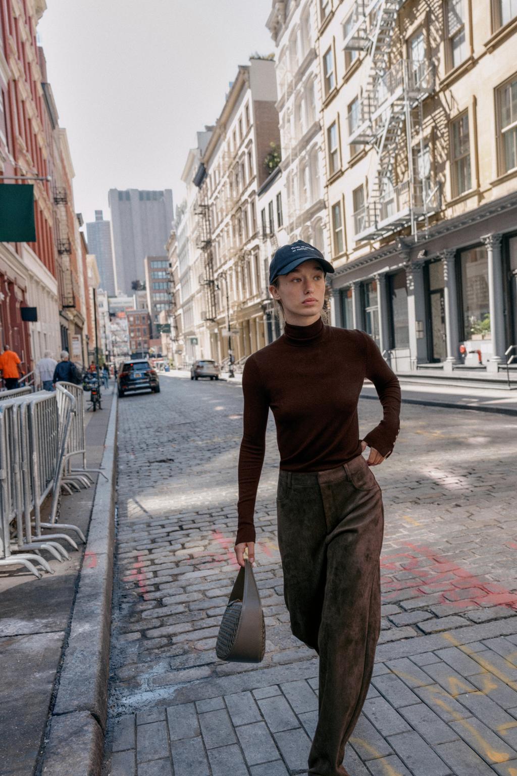 Ένα απλό ζιβάγκο δεν πρέπει να λείπει από καμία ντουλάπα/Φωτογραφία: Zara 