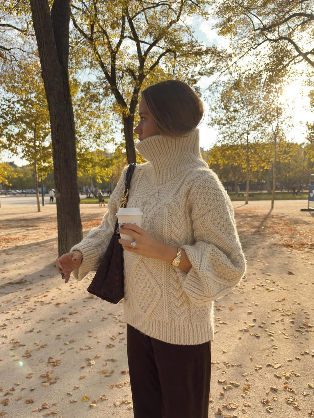 Λευκό ζιβάγκο με σουέτ παντελόνι/Φωτογραφία:Instagram/ lovisabarkman 