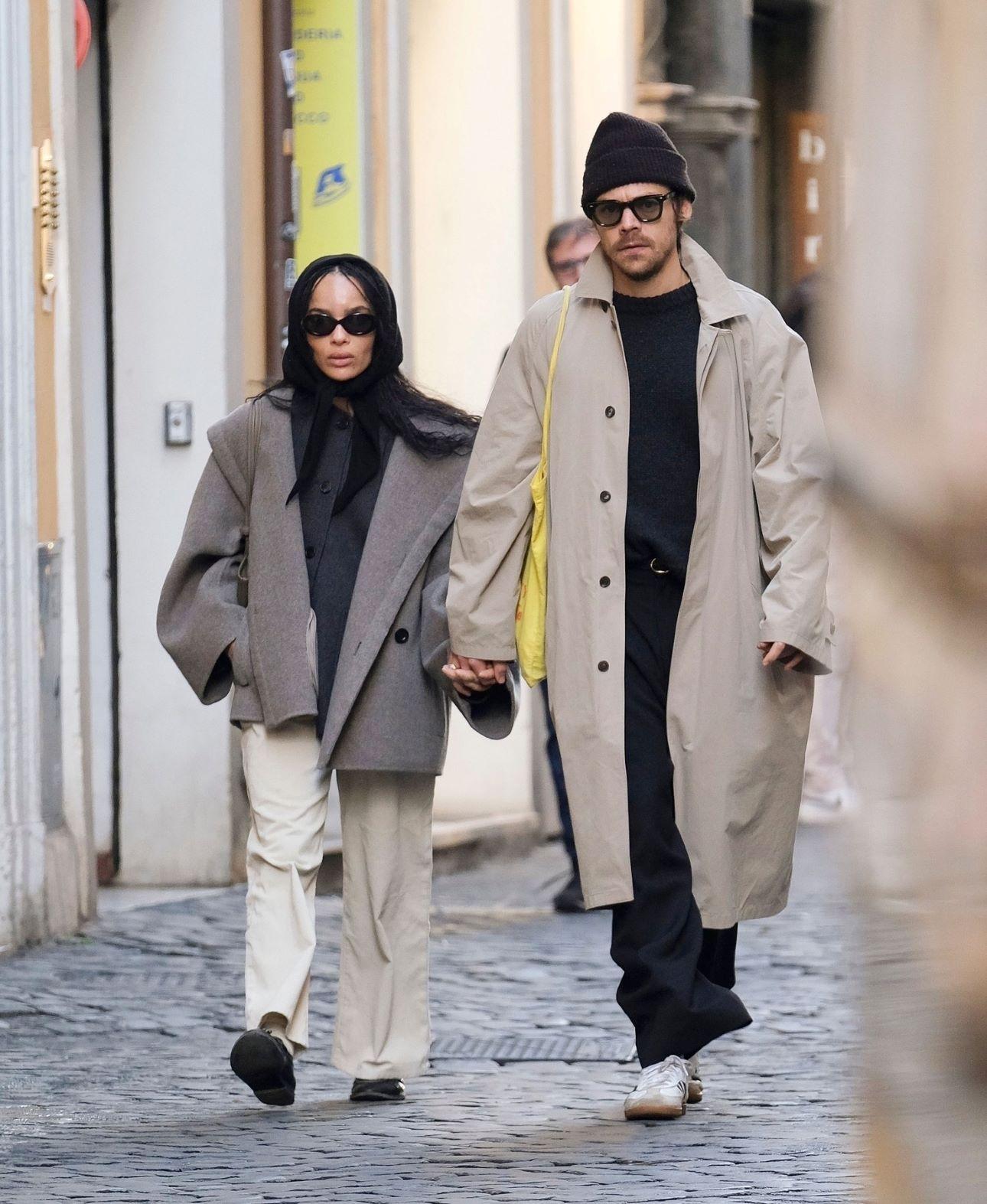 Η ﻿Zoë Kravitz και ο Harry Styles στην βόλτα τους στη Ρώμη/ Φωτογραφία: Backgrid UK / Profimedia 