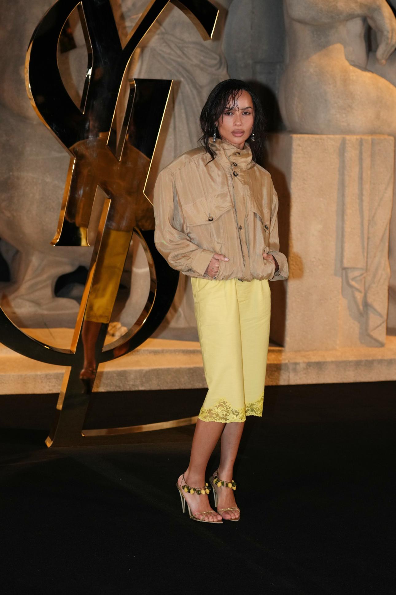  Η Zoë Kravitz ανάμεσα στους λαμπερούς καλεσμένους του Saint Laurent στην Εβδομάδα Μόδας του Παρισιού.  