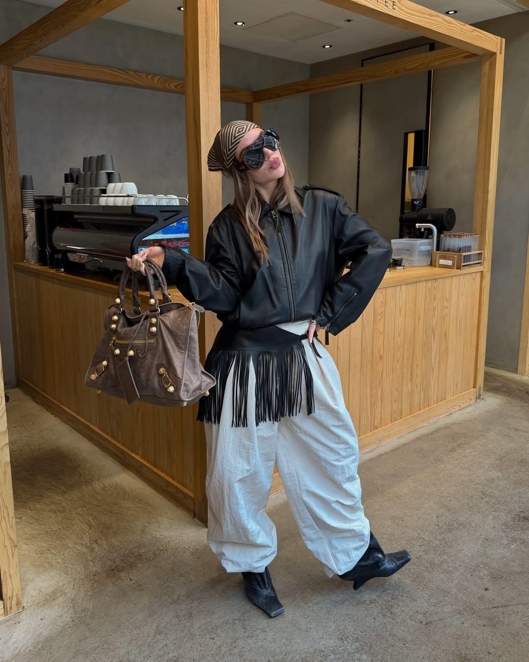 Ζώνη με κρόσσια/Φωτογραφία: Instagram/whatgigiwears 