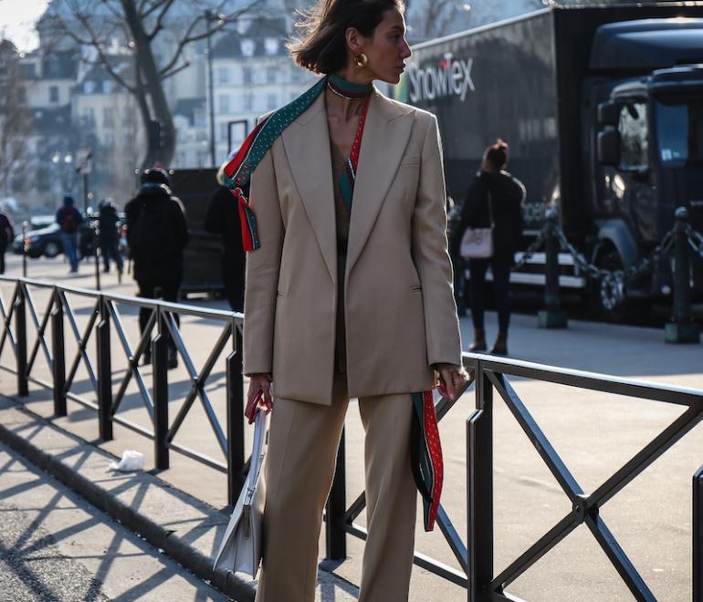 γυναίκα με κοστούμι και σκουλαρίκια στο δρόμο