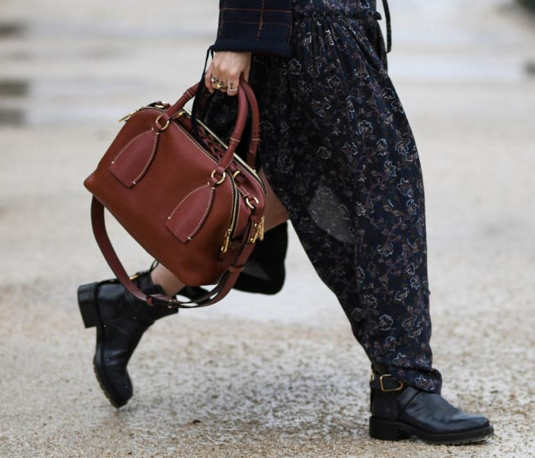 γυναίκα με μαύρα μποτάκια