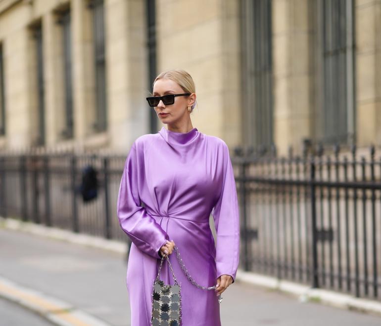 Το σατέν φόρεμα από τα Stradivarius