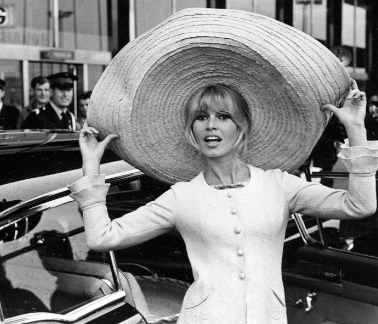 η Μπριζίτ Μπαρντό με λευκό καπέλο 