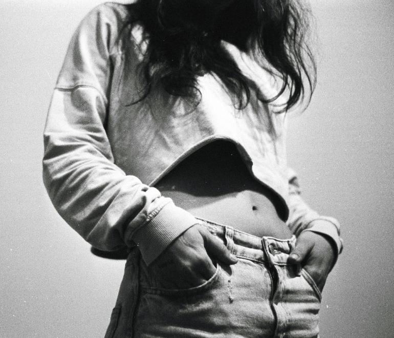 γυναίκα με cropped top