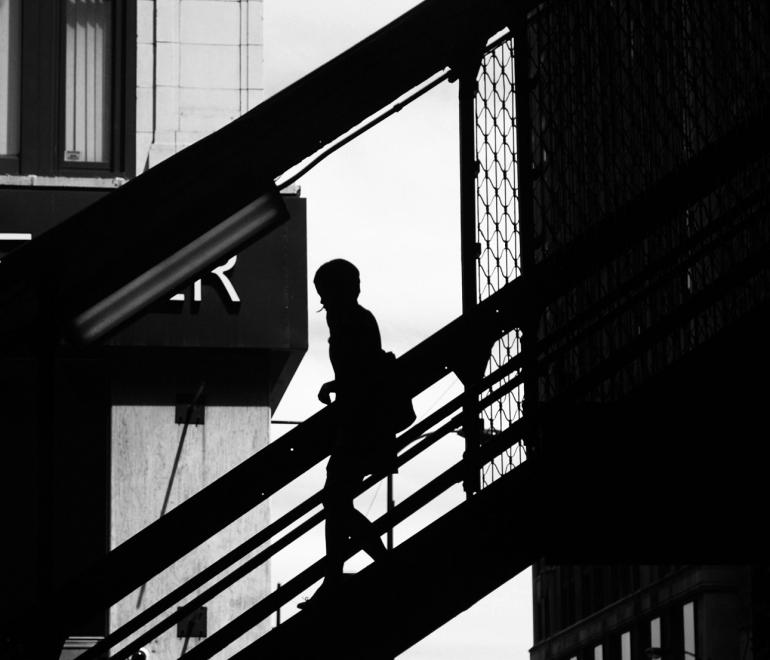γυναίκα κατεβαίνει τις σκάλες