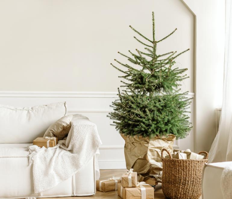 7 μινιμαλιστικές ιδέες διακόσμησης για τα Χριστούγεννα από τους κορυφαίους interior designers