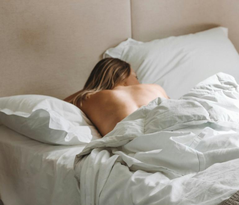 Ποια είναι η καλύτερη ώρα να κοιμόμαστε μετά τα 50