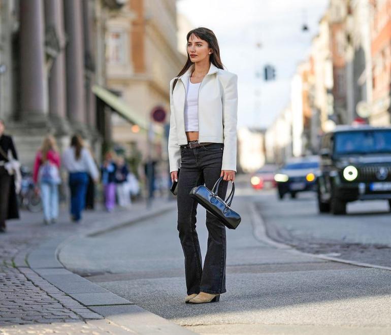 στιλάτη γυναίκα με bootcut τζιν