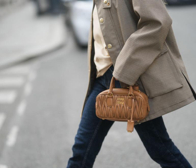 Το μυστικό για να μην σακουλιάζει το τζιν παντελόνι, σύμφωνα με τη fashion expert