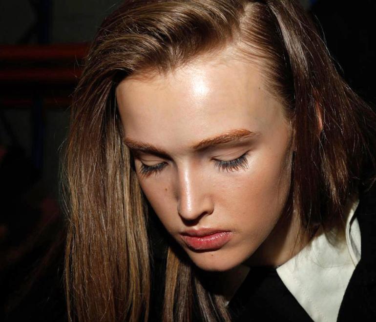 Καφέ μάσκαρα για φυσικό αποτέλεσμα μακιγιάζ -Κορυφαίες επιλογές που θα αναδείξουν το βλέμμα