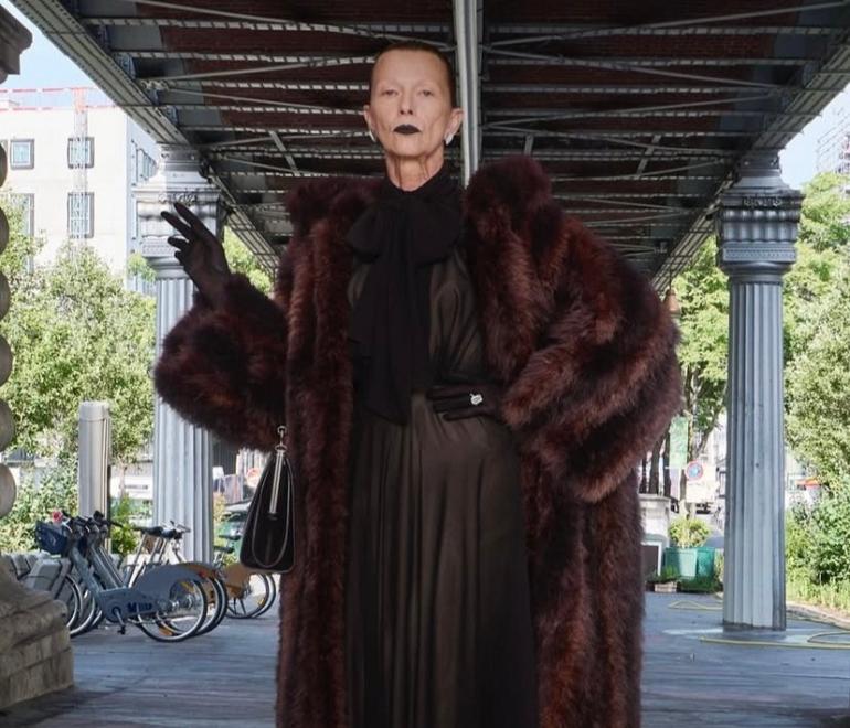 Sonja Junoso: Το μοντέλο με Πάρκινσον που συγκίνησε στο catwalk του Balenciaga