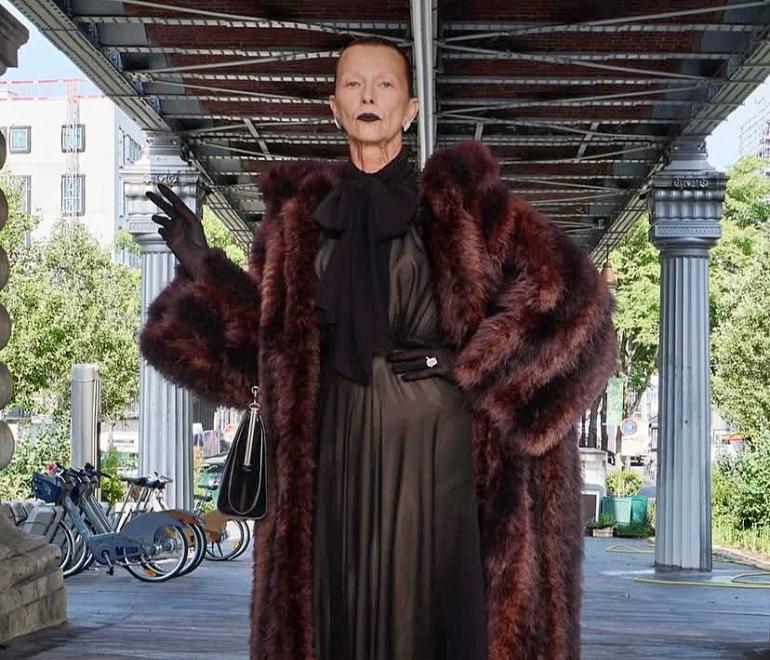 Sonja Junoso: Το μοντέλο με Πάρκινσον που συγκίνησε στο catwalk του Balenciaga