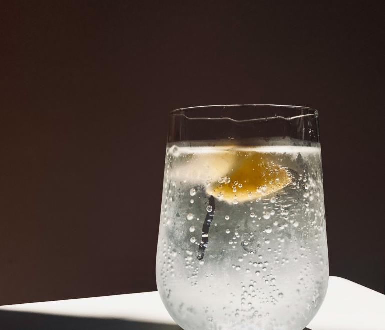 Τι να πίνετε για να μην έχετε φούσκωμα στην κοιλιά