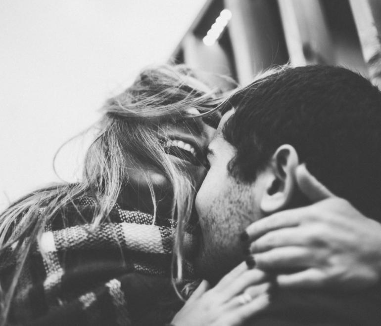 Γιατί κάποιοι αποφεύγουν τις αγκαλιές