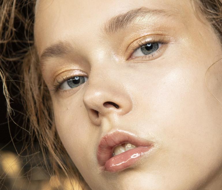 Lip gloss ή lip oil; Ποια είναι η τάση που σας ταιριάζει;