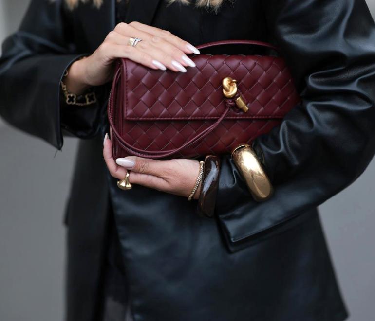 Γυναίκα που κρατάει μία τσάντα 