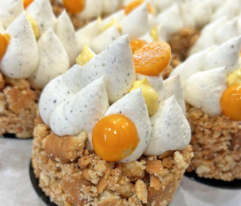 Polaroid: Το γλυκοπωλείο της Ηλιούπολης με flan parisien, κανταΐφι και viral Lotus γλυκά