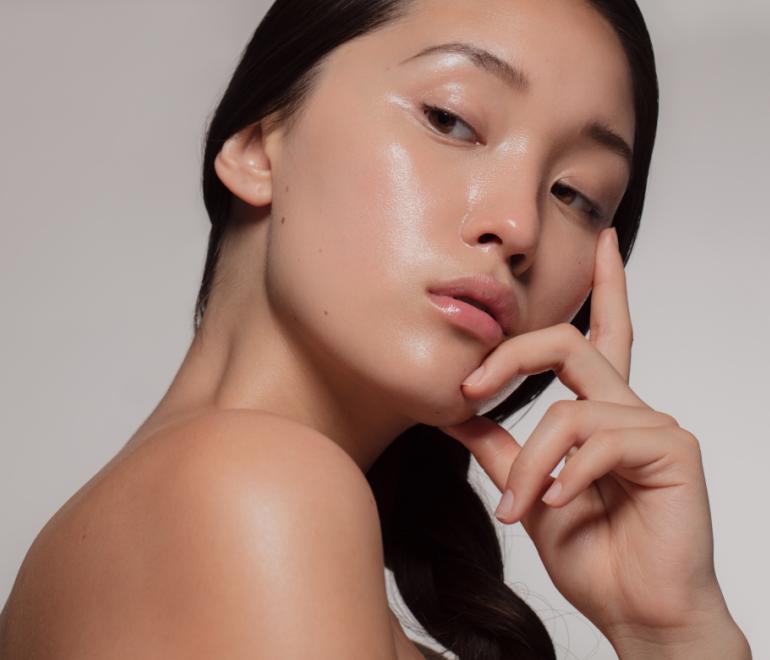 Κοπέλα από την Ασία με λαμπερό και υγιές δέρμα 