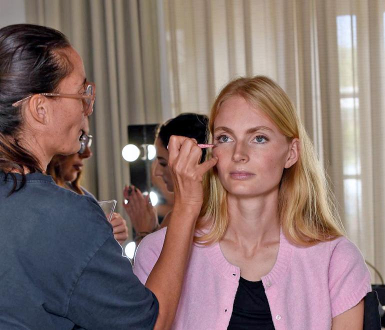 On the go glam: Πώς θα κάνεις μακιγιάζ σε χρόνο μηδέν