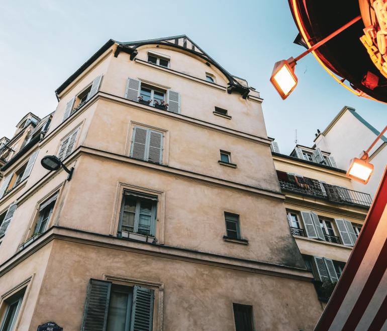 Ένας 20χρονος Ισπανός που ζει σε ένα διαμέρισμα 13 τ.μ. στο κέντρο του Παρισιού: «Εδώ όλα είναι αναδιπλούμενα»