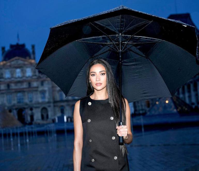 Η Σέι Μίτσελ ποζάρει κάτω από μία ομπρέλα