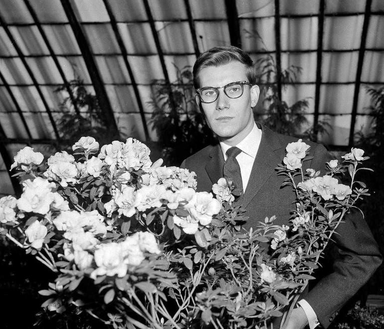 Ο Yves Saint Laurent με ένα μπουκέτο λουλούδια 