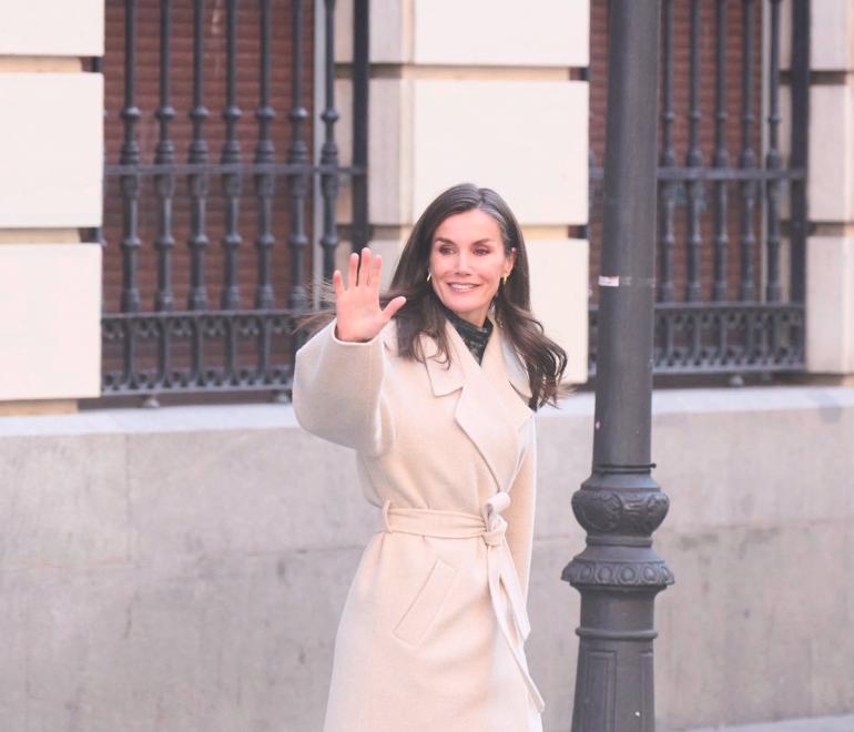 Η βασίλισσα Λετίθια με λευκό παλτό/Φωτογραφία:  