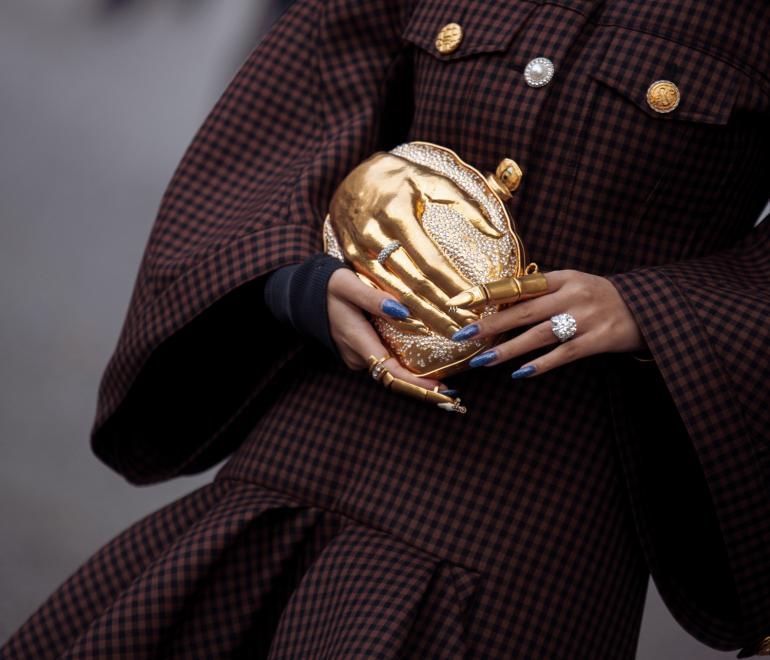 ΣΑΒΒΑΤΟ MOST LOVED 4 Το σκούρο μπλε μανικιούρ «εκθρονίζει» το κόκκινο -Η πιο elegant επιλογή για τις γιορτές