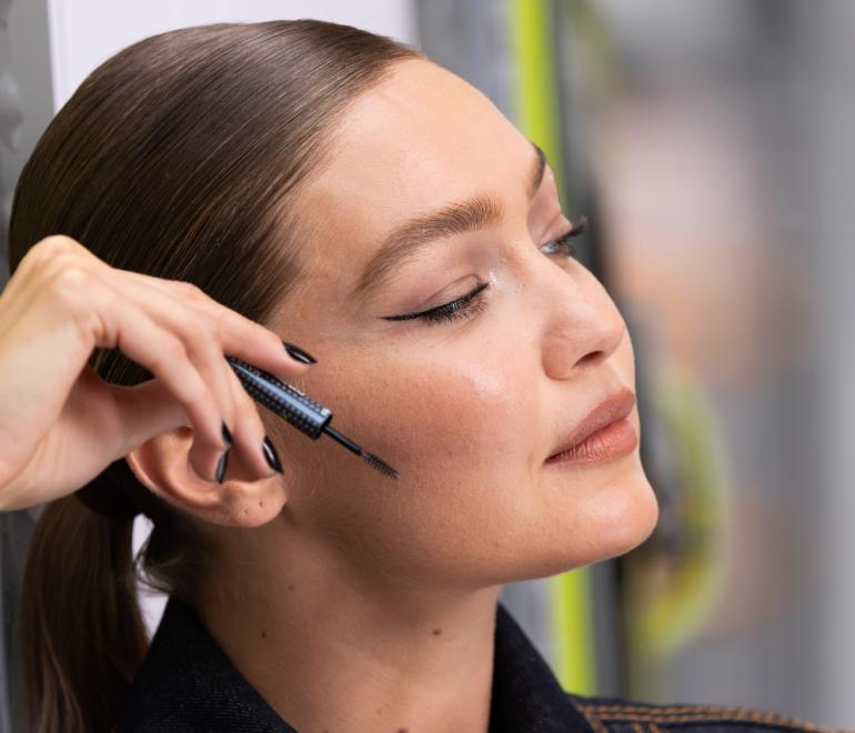 Το κόλπο με το eyeliner που αλλάζει το σχήμα του ματιού και ανορθώνει το βλέφαρο